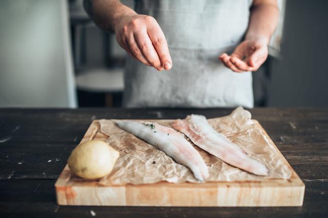 Faut-il saler le poisson avant ou pendant la cuisson ?