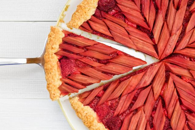 “L’acidité en bouche, un régal ! ” : la meilleure recette de tarte à la rhubarbe notée 4.9/5 par nos lecteurs