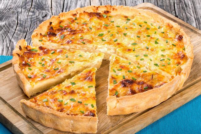 Pour changer de la quiche Lorraine, cette recette aux oignons est parfaite pour se régaler sans se ruiner
