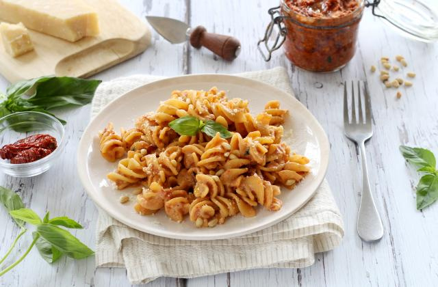 Pâtes au pesto rosso, ricotta et parmesan. Silvia Santucci