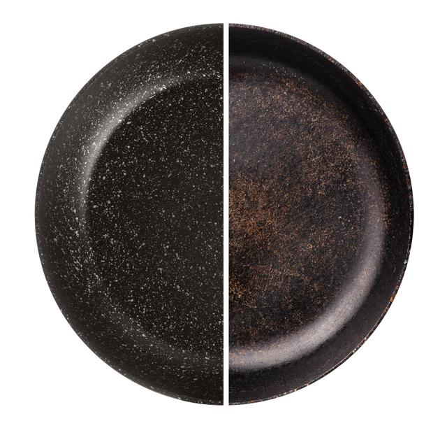 @ Adobe Stock/ Poêle rouillée d'un côté et pas de l'autre. 