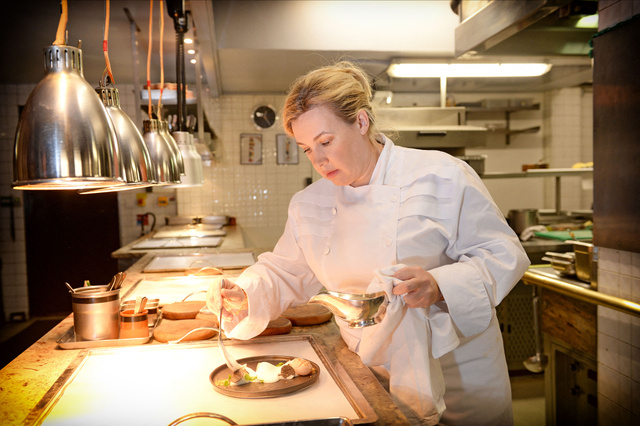 La cheffe Hélène Darroze dévoile la recette de sa sauce parfaite pour sublimer vos plats !