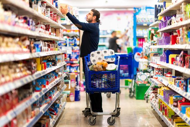 Inflation : Carrefour et Leclerc bloquent le prix de 100 produits durant 3 mois. Voici la liste détaillée