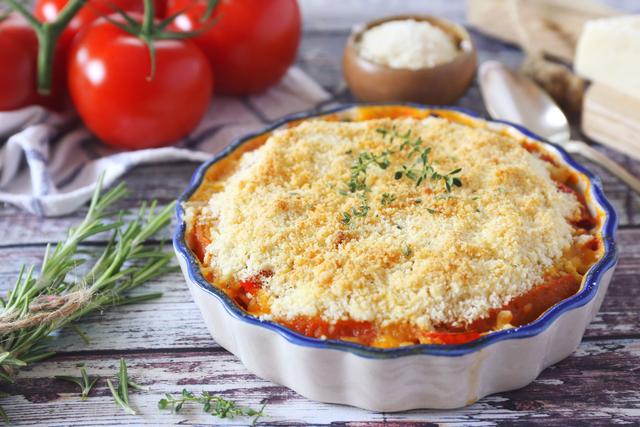 Courgettes, aubergines et tomates : une diététicienne partage sa recette de crumble salé parfaite pour la saison !