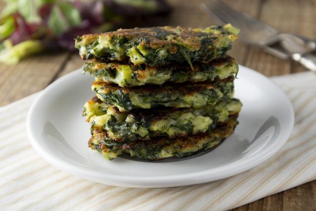Galettes de quinoa, épinard et brocolis. Adobestock