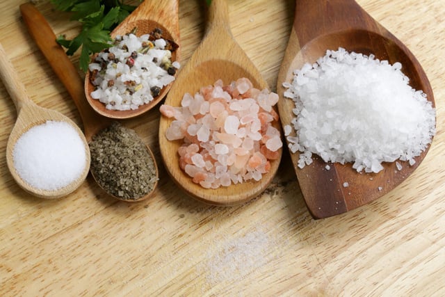 Sel rose, sel de Guérande, sel fin… lequel faut-il vraiment utiliser ? Un chef dévoile son avis tranché !