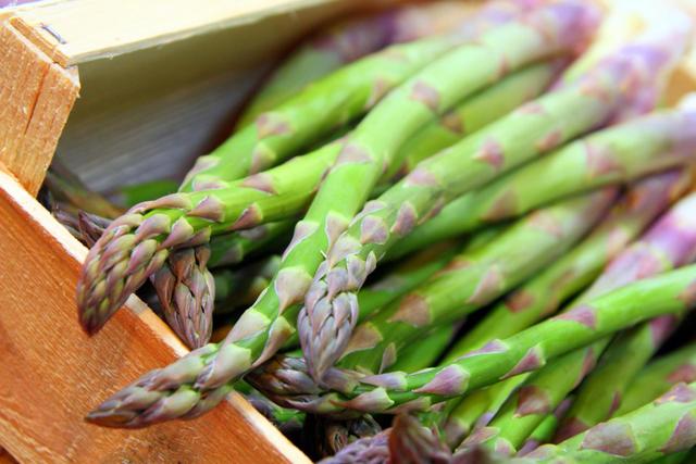 Pourquoi les asperges coûtent-elles si chères sur les étals ? Cet expert en consommation justifie son prix