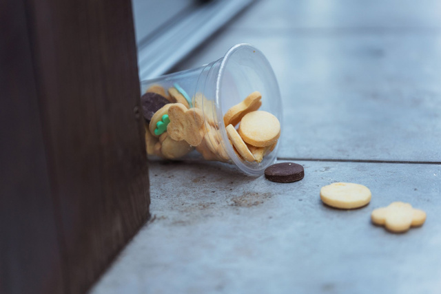 Aliment tombé par terre : oubliez la règle des 3 secondes, une experte rétablit la vérité !