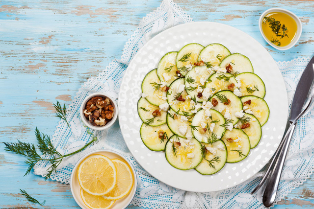 3 salades très fraîches avec de la courgette crue