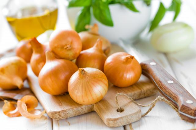 Cette ancienne candidate de Top Chef nous dévoile son astuce pour utiliser entièrement les oignons dans une recette