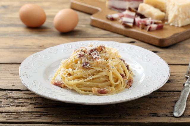 “Ricetta spéciale étudiant” : Simone Zanoni partage sa méthode pour faire de délicieuses pâtes carbonara au micro-ondes