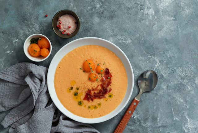 Ce chef sublime le melon trop mûr dans une soupe fraîche et gourmande… en utilisant même les pépins