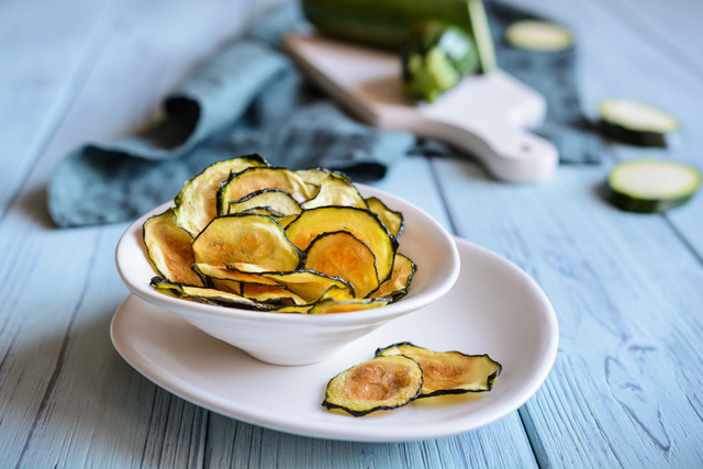 Idéal pour l’apéritif, découvrez comment faire des chips de courgettes sans friteuse !