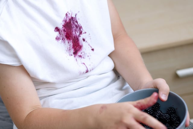 Comment retirer facilement une tache de fruits rouges sur un vêtement ou une nappe ?