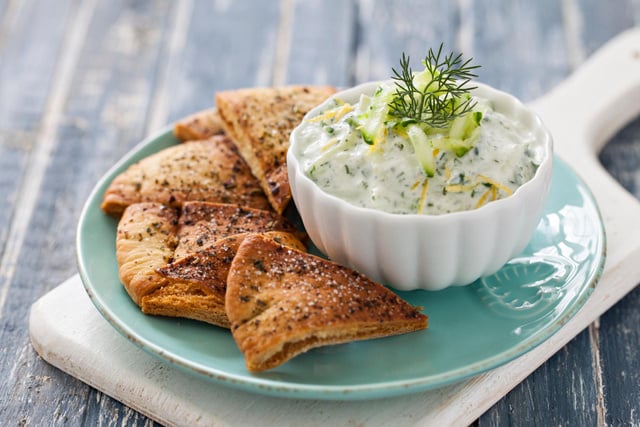 Tzatziki d'hiver : ce légume de saison inattendu à mettre dans la recette pour remplacer le concombre