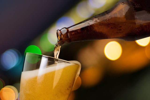 Peut-on boire une bière périmée ? Adobestock