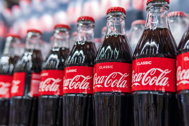 Vous ne verrez plus le Coca pareil après avoir vu l’astuce de Juan Arbelaez pour sa poêle brûlée