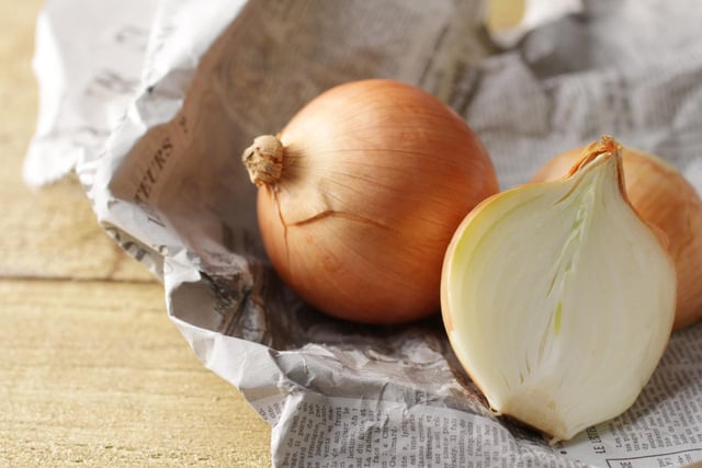 Le demi-oignon oublié au frigo : l'erreur que l'on fait tous et l'astuce pour le conserver parfaitement