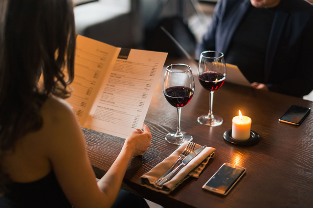 Addition, dégustation du vin… Ces stéréotypes de genre qui ont la vie dure au resto selon une étude