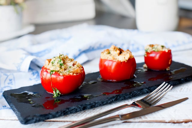Oubliez le riz et testez cet ingrédient inattendu pour garnir vos tomates farcies