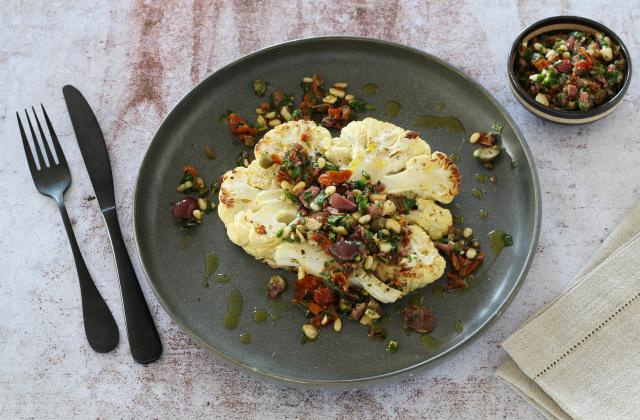 Chou-fleur rôti à la persillade d'olives et tomates séchées. Silvia Santucci