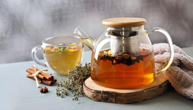 Combien de tasses de tisane boire au maximum par jour ? Michel Cymes répond à la question !