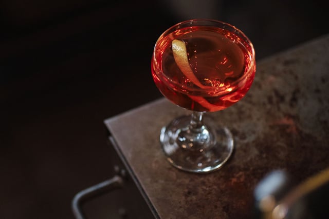 Réussir son Dubonnet & Gin : comment réaliser le cocktail préféré de la Reine Elizabeth II ?