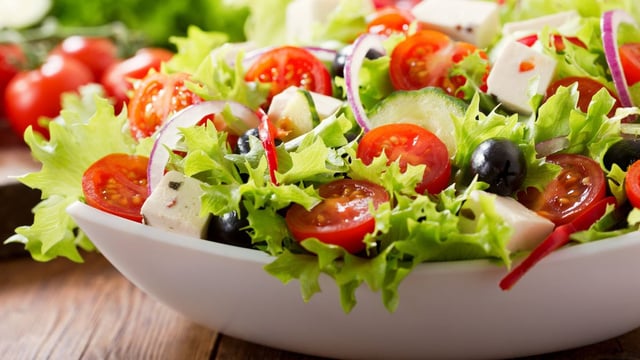 Oubliez la salade de tomates : cette alternative fruitée ultra rafraîchissante est le dîner parfait pendant la canicule