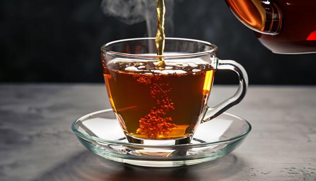 Est-ce que la pellicule qui se forme à la surface de ma tasse de thé est dangereuse ?