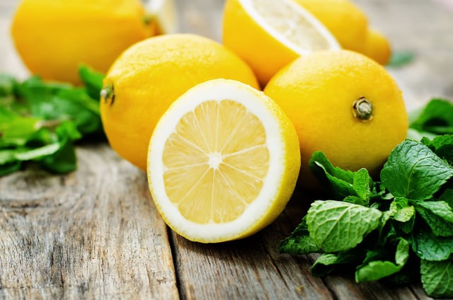 Comment presser facilement un citron sans presse-agrumes et sans en mettre partout ?