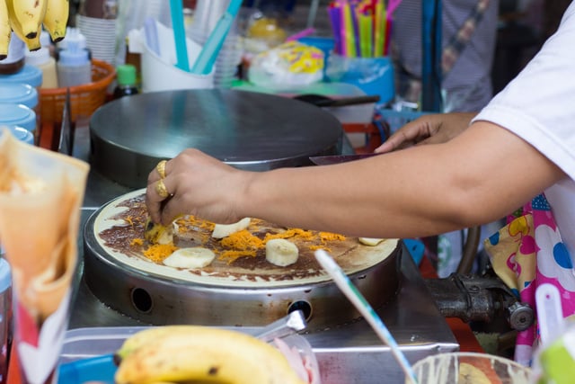 Crêpes vendues à la sauvette à Paris : la pâte stockée dans des bouches d'égouts ou des trappes électriques, un vrai risque sanitaire !