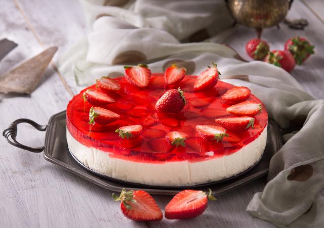 Simone Zanoni partage sa recette ultra rafraîchissante de cheesecake glacé aux fraises, idéale pour les beaux jours !