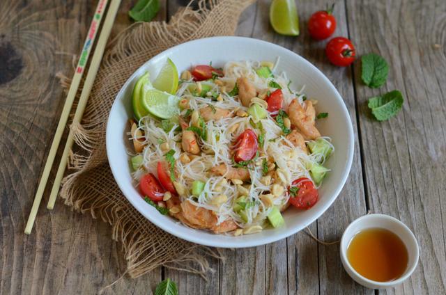 Salade de vermicelles de riz au poulet, tomates, concombre et cacahuètes. Nadia Paprikas
