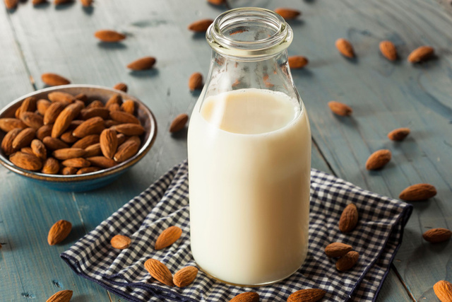 Plus économique : voici comment faire votre lait d’amande maison !
