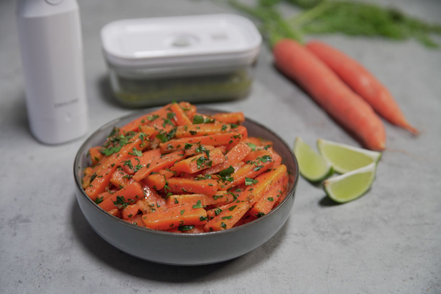 Carottes à la chermoula et pesto de fanes de radis