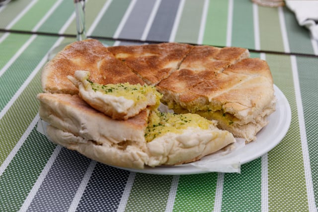 Connaissez-vous le bolo do caco ? Cette gourmandise à la patate douce fait fondre Madère !