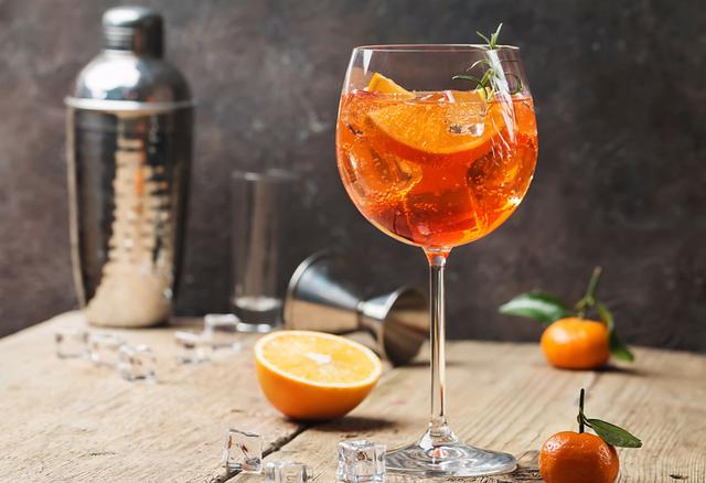 Faire son Aperol maison pour le Spritz c’est possible et même facile avec la recette de ce chef