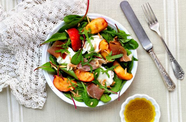 Salade de pêches rôties à la mozzarella.