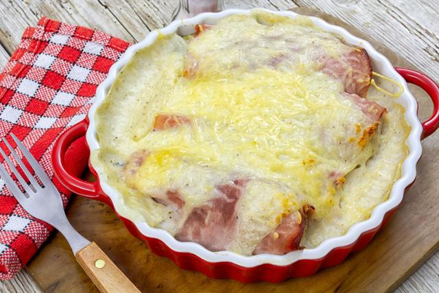 Gratin d'endives au jambon. Adobestock