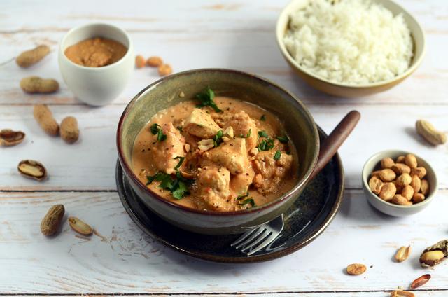 Poulet mijoté au beurre de cacahuètes. Nadia Paprikas
