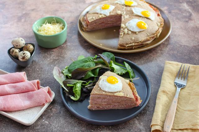 Bluffez vos invités avec ce gâteau de crêpes salées façon croque-madame pour la Chandeleur