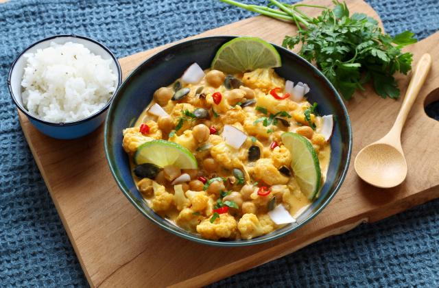 Curry végétarien de chou-fleur rôti et pois chiches. Silvia Santucci