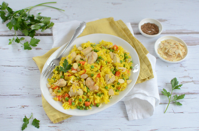 Riz sauté au poulet, légumes et amandes. Nadia Paprikas
