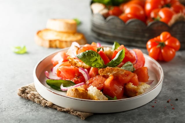 La panzanella, la recette qu’il vous faut pour l’été : voici celle de chef Damien pour réaliser cette délicieuse salade toscane !