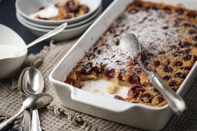“Moi j'aime qu'il ait un bon goût de fruits" : Cyril Lignac dévoile la recette de clafoutis de sa maman