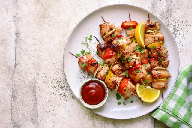 Oubliez les blancs de poulet secs : le secret pour des brochettes ultra-moelleuses cet été