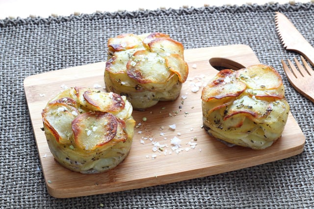 Faire des mini-gratins dauphinois dans des moules à muffins : l’idée chic pour accompagner votre repas de Noël !