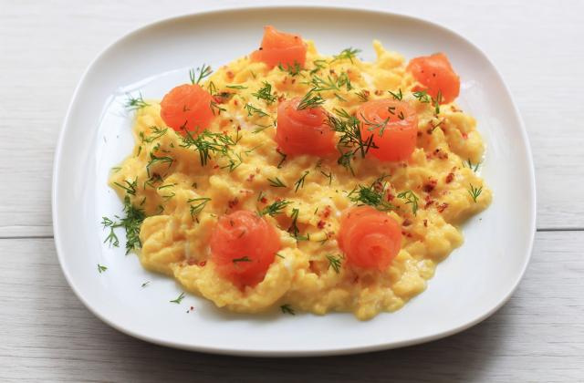 Oeufs brouillés à la truite fumée et à l'aneth. Adobestock