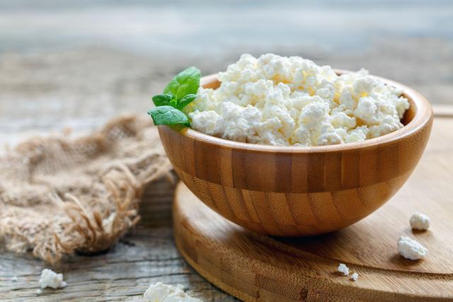 2 fois moins cher qu’en magasin : voici comment faire son propre cottage cheese maison