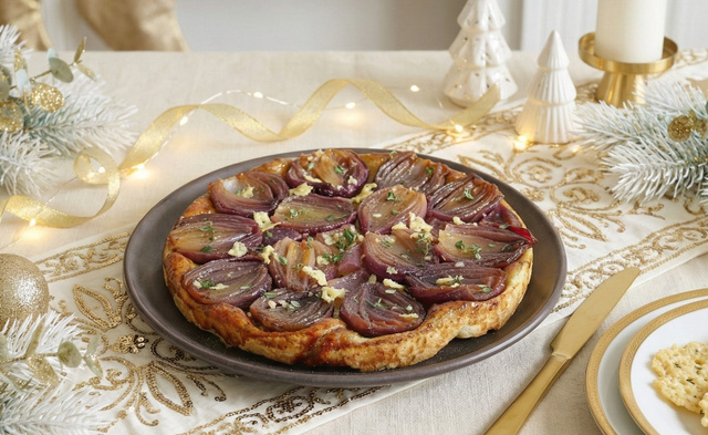 Tarte tatin aux oignons rouges et parmesan : le plat végétarien chic et facile pour Noël